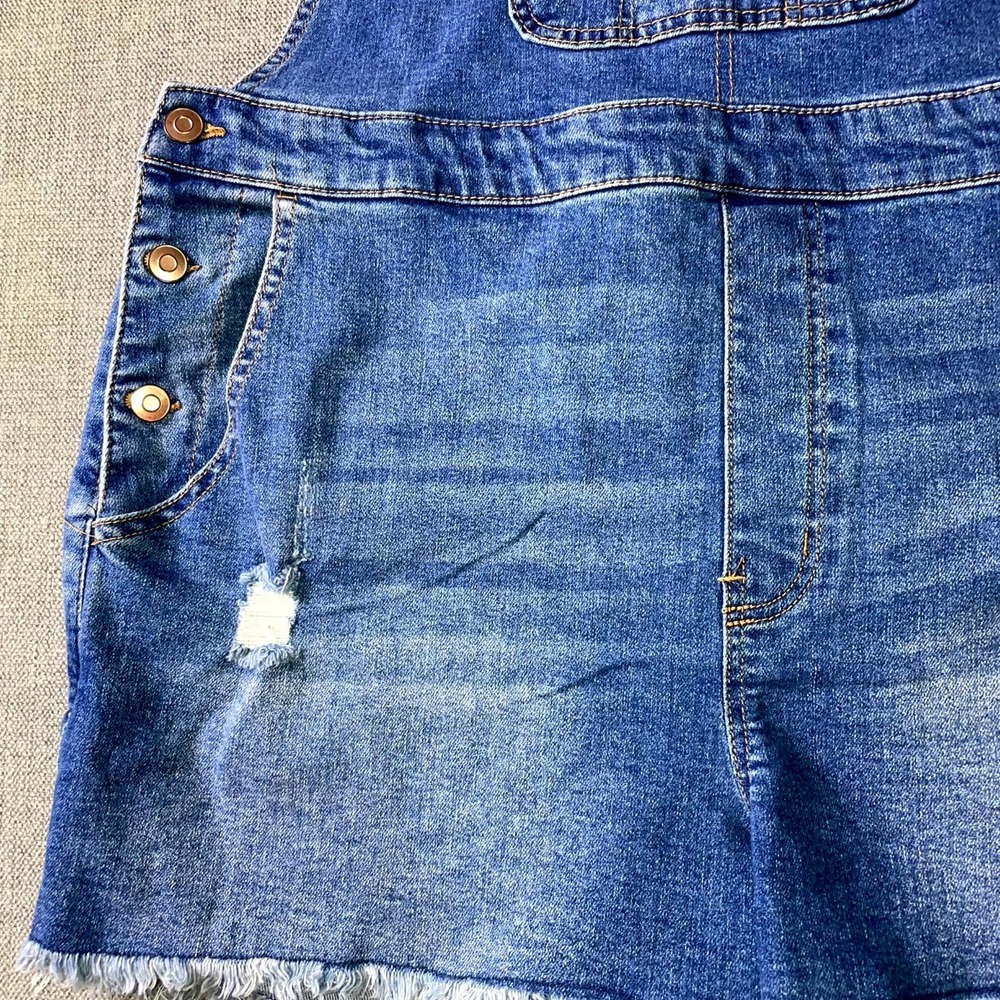 No Boundaries Overall Shorts Womens 2XL Blue Denim high Rise Frayed Hem V Neck - Picture 4 of 14